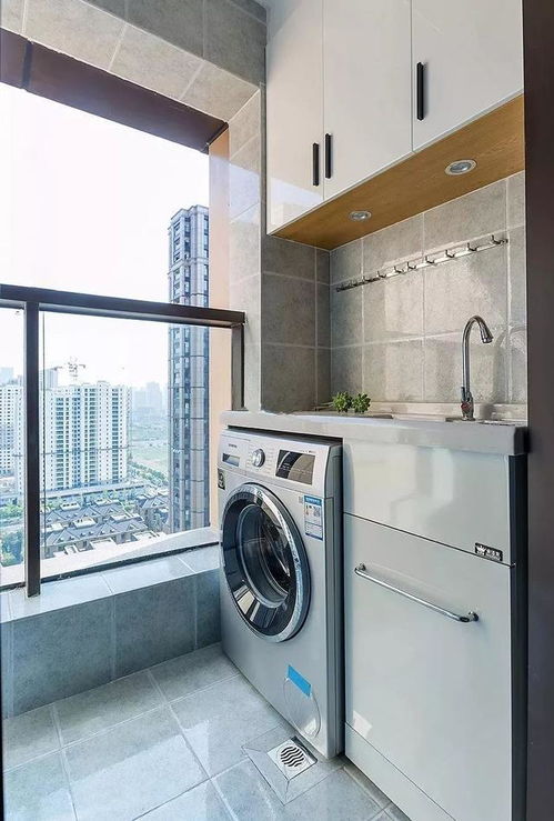 阳台地面砖铺设美学与耐用之道，兼顾共享洗衣机区域实用设计